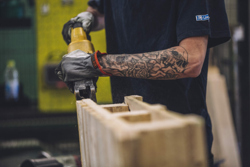 Snickare sätter ihop EU-pall